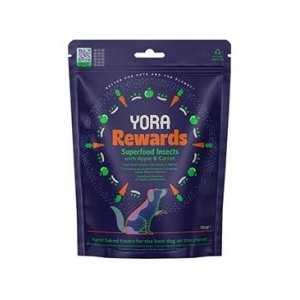 YORA pamlsky z hmyzu Rewards s jablkem a mrkví 100g
